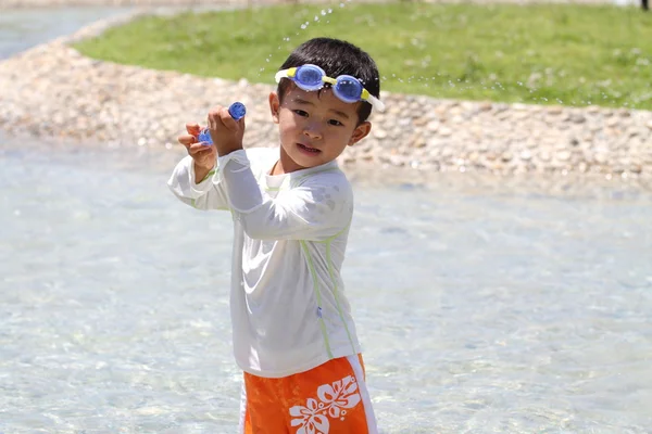 Japansk pojke med vattenpistol (3 år gammal) — Stockfoto