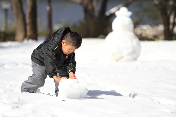 Japonés chico hacer snowman (4 años de edad ) —  Fotos de Stock