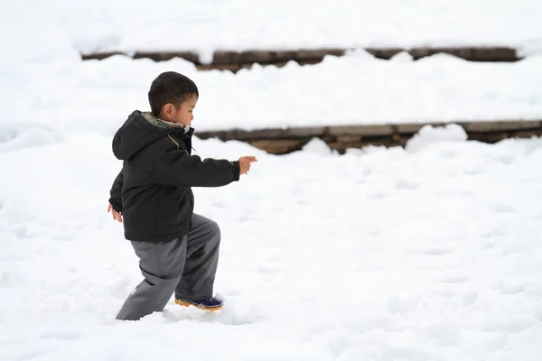 日本男児の雪原 (4 歳上で実行) — ストック写真
