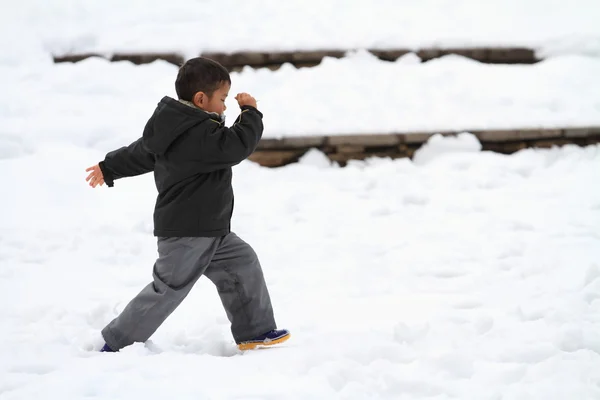 Japonais garçon courir sur le champ de neige (4 ans ) — Photo