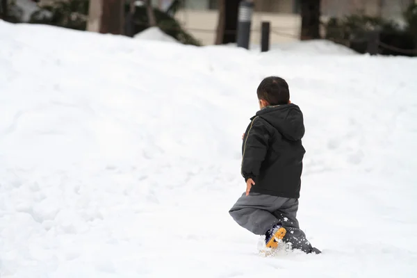 Japonés chico corriendo en la nieve campo (4 años de edad ) —  Fotos de Stock