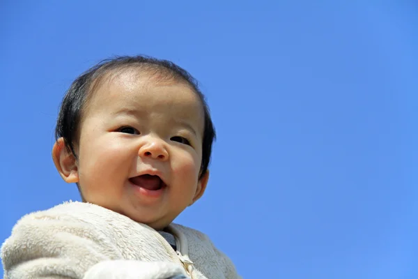 Японский мальчик (0 лет) под голубым небом — стоковое фото