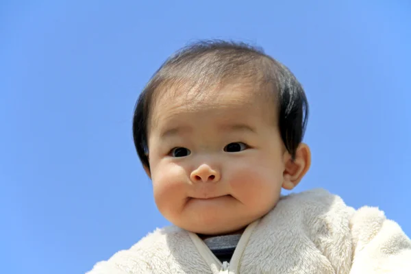 Bambino giapponese (0 anni) sotto il cielo blu — Foto Stock