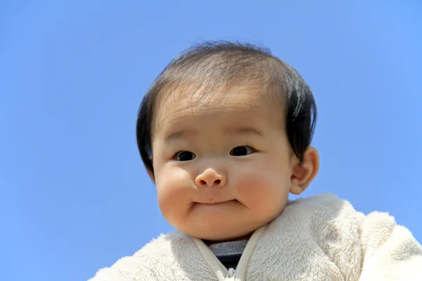 日本の赤ちゃんの青い空の下で (0 歳) の男の子 — ストック写真