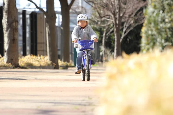骑自行车 (6 岁的日本男孩) — 图库照片