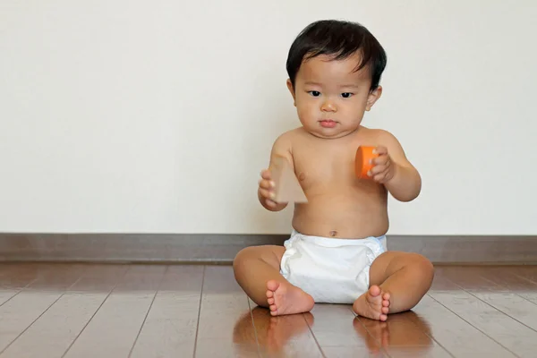 日本の赤ちゃん (0 歳の積み木で遊ぶ少年) — ストック写真