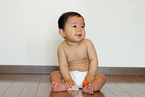 Japanischer Junge spielt mit Blöcken (0 Jahre alt)) — Stockfoto