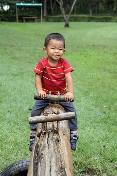 Japansk pojke på gungbrädet (2 år gammal) — Stockfoto