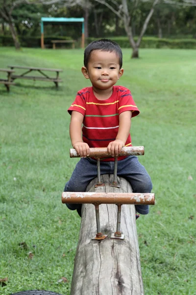 Anak Jepang pada jungkat-jungkit (2 tahun) — Stok Foto