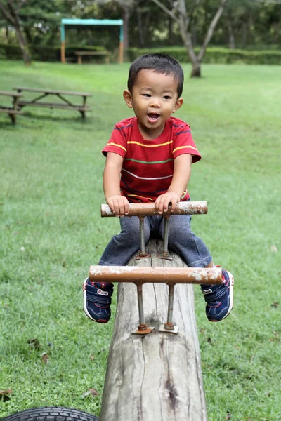 Japansk pojke på gungbrädet (2 år gammal) — Stockfoto