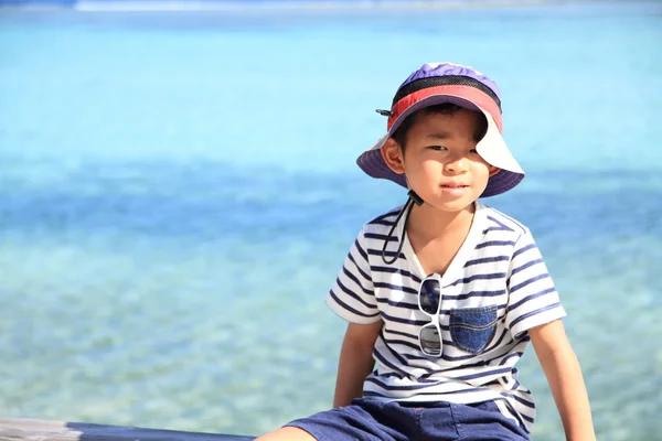 Japanese boy and blue ocean (5 years old) — Stock Photo, Image