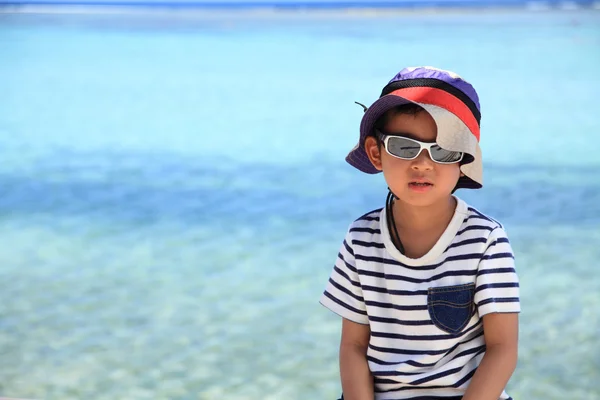 日本人の少年と青い海 (5 歳) — ストック写真