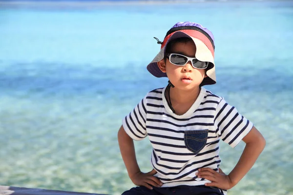 Japanska boy och blå havet (5 år gammal) — Stockfoto