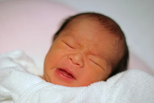 Плачущий японский новорожденный мальчик (0 лет) ) — стоковое фото