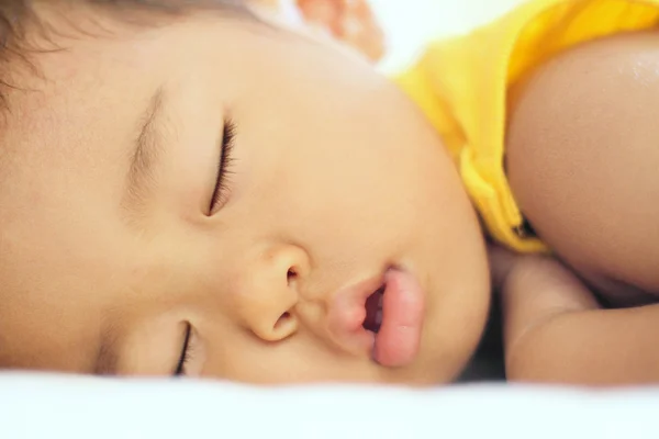 Спящий японский мальчик (2 года) ) — стоковое фото