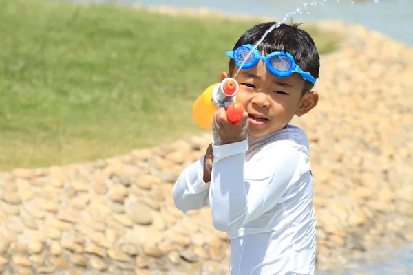 Japonés jugando con pistola de agua (4 años) ) —  Fotos de Stock