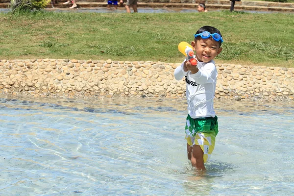 Japon çocuk (4 yaşında su tabancası ile oynarken) — Stok fotoğraf