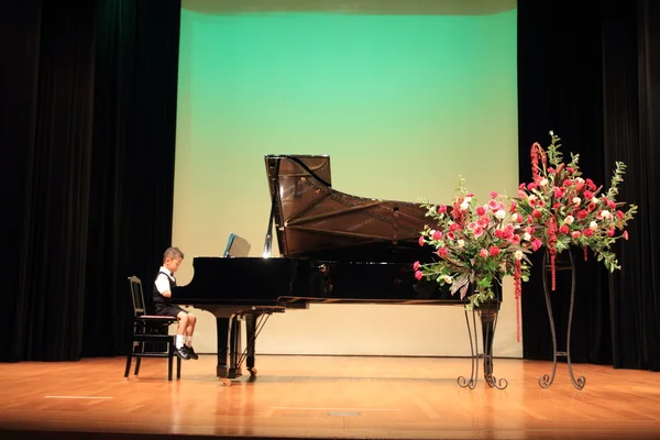 Japanska boy spela piano (4 år gammal) — Stockfoto