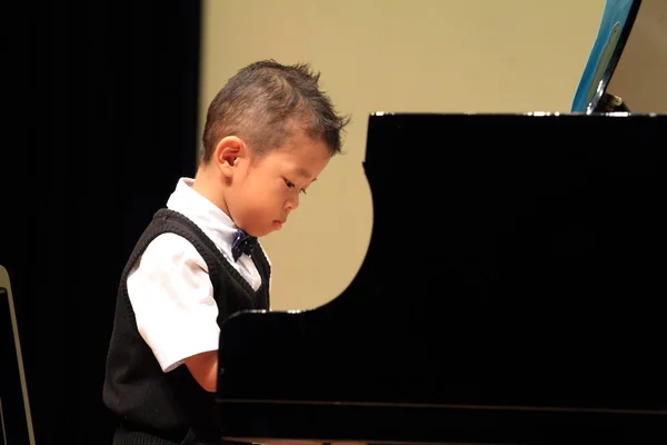 Japanese boy playing piano (4 years old) — Stock Photo, Image