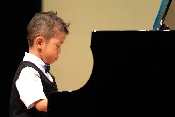 Japanska boy spela piano (4 år gammal) — Stockfoto