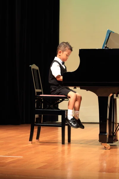 일본 소년 (4 세 피아노 연주) — 스톡 사진