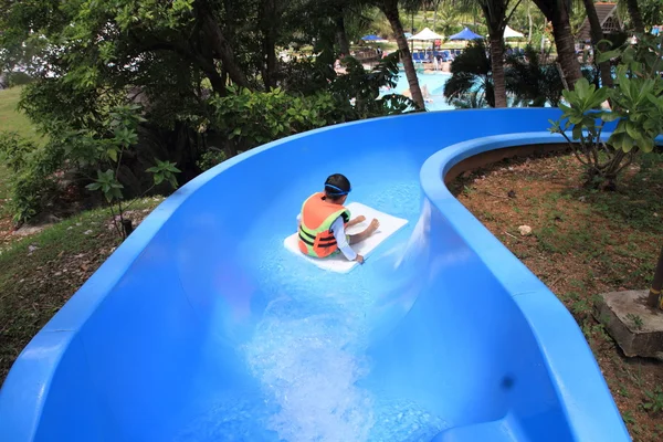 Japonês menino na corrediça de água (5 anos ) — Fotografia de Stock