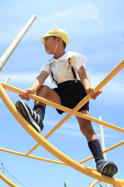 Japanischer Junge im Dschungel-Fitnessstudio (5 Jahre alt)) — Stockfoto