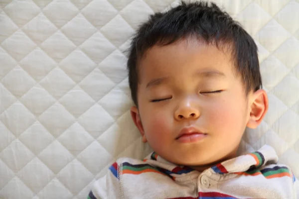 Slapen Japanse jongen (2 jaar oud) — Stockfoto