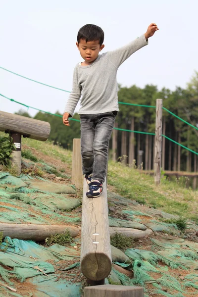 Japanese boy on the balance beam (4 years old) — Stock Photo, Image