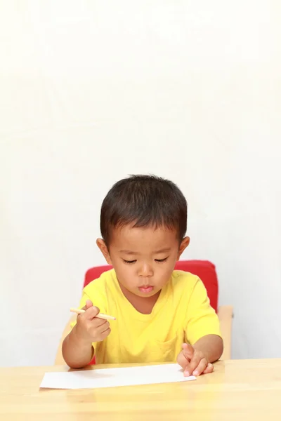 Японский мальчик рисует картину (3 года) ) — стоковое фото