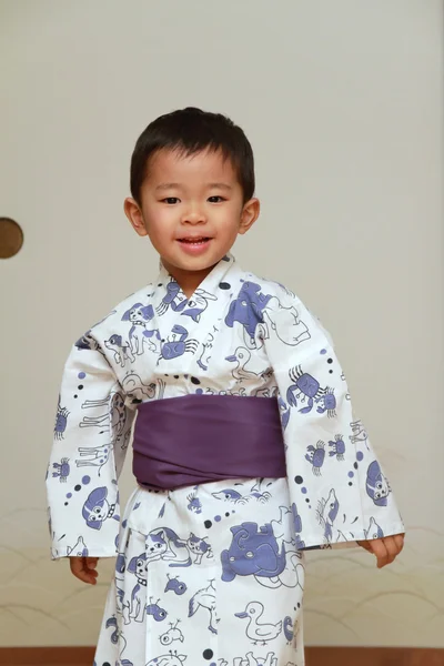 Japanischer Junge in Yukata, traditioneller japanischer Nachtkleidung (3 Jahre alt)) — Stockfoto