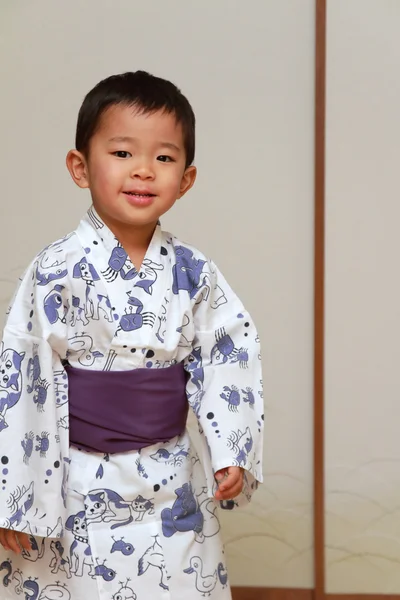 Japanischer Junge in Yukata, traditioneller japanischer Nachtkleidung (3 Jahre alt)) — Stockfoto