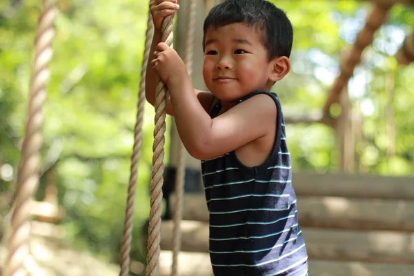 Japonês menino brincando com a corda bamba (3 anos ) — Fotografia de Stock