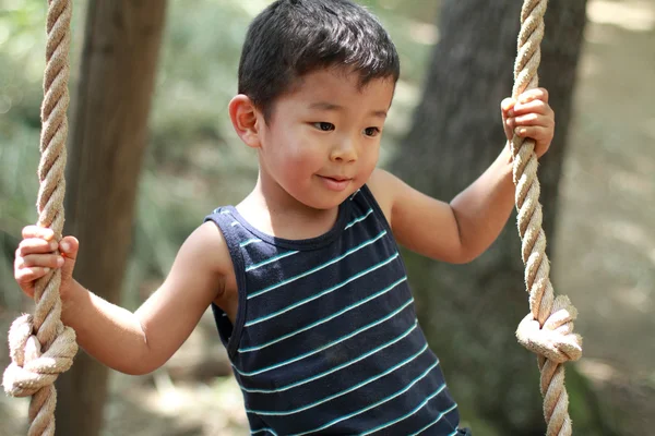 Japonské chlapce hrát s laně (3 roky starý) — Stock fotografie