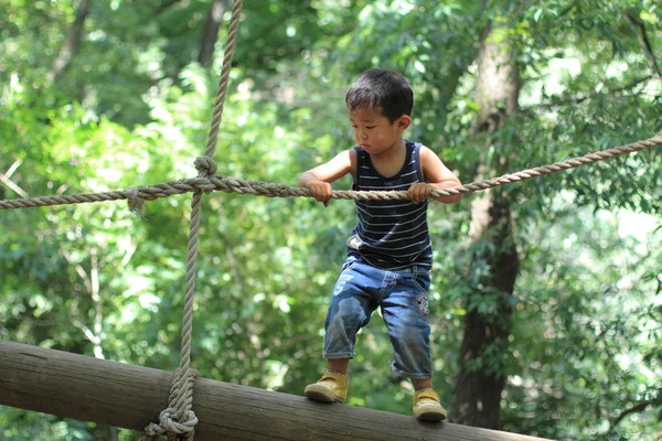 Giapponese ragazzo giocare con tightrope (3 anni ) — Foto Stock