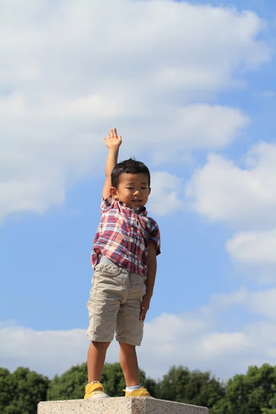 Japonais garçon sous le ciel bleu (4 ans ) — Photo