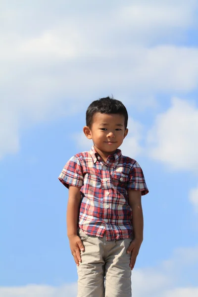 Japanese boy under the blue sky (4 years old) — Stock Photo, Image