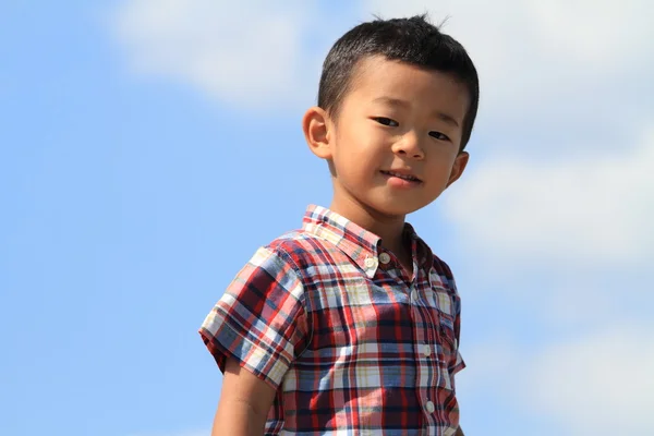 Ιαπωνικό αγόρι κάτω από τον καταγάλανο ουρανό (4 ετών) — Φωτογραφία Αρχείου