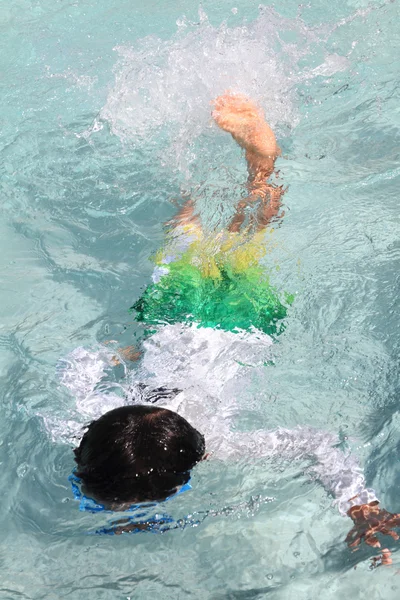 Japonês menino nadando na piscina (5 anos ) — Fotografia de Stock