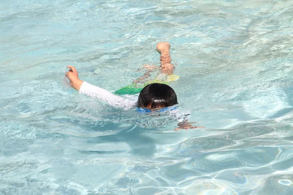 Japonês menino nadando na piscina (5 anos ) — Fotografia de Stock