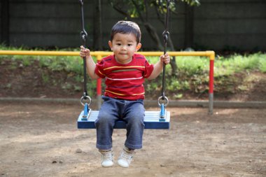 Japon çocuk (1 yaşında salıncak üzerinde)