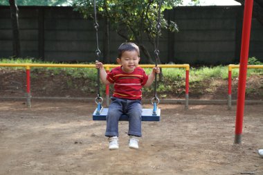 Japon çocuk (1 yaşında salıncak üzerinde)