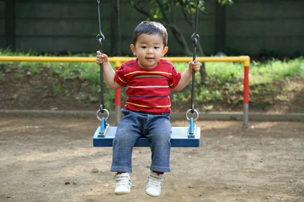 Japanska boy på gungan (1 år gammal) — Stockfoto