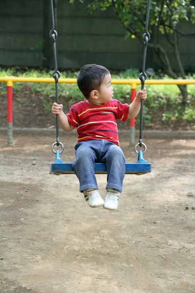 Giapponese ragazzo su il swing (1 anno vecchio ) — Foto Stock