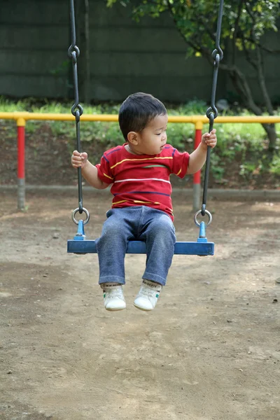 Giapponese ragazzo su il swing (1 anno vecchio ) — Foto Stock