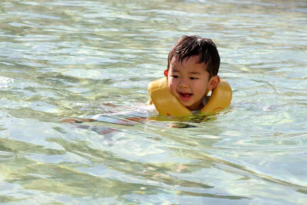 Japansk pojke bad i poolen (2 år gammal) — Stockfoto