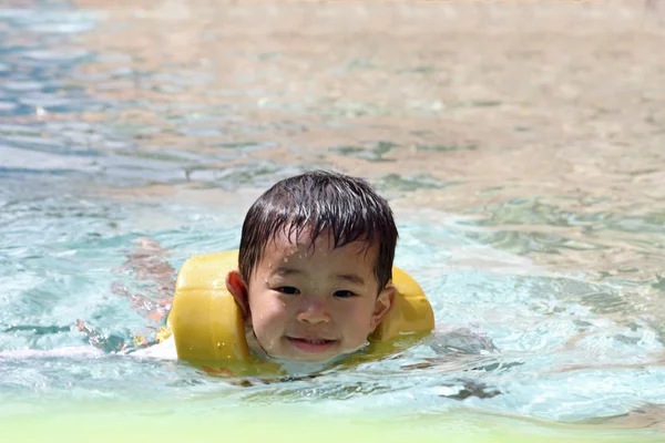 Japansk pojke bad i poolen (2 år gammal) — Stockfoto