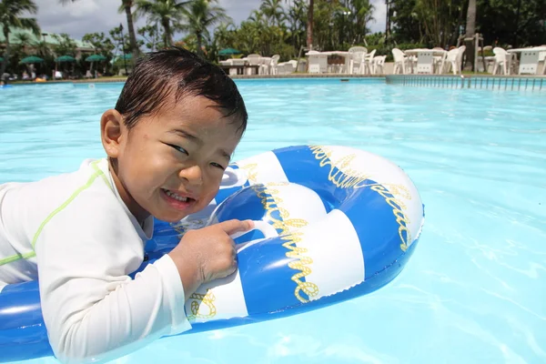 Japanse jongen zwemmen in het zwembad (2 jaar oud) — Stockfoto