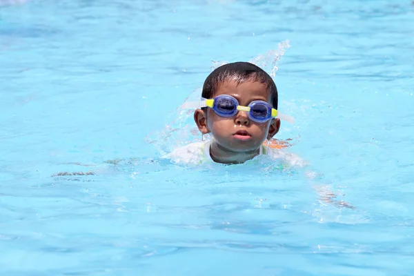 Japanischer Junge schwimmt im Pool (2 Jahre alt)) — Stockfoto