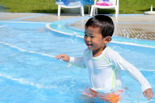 Japansk pojke bad i poolen (2 år gammal) — Stockfoto